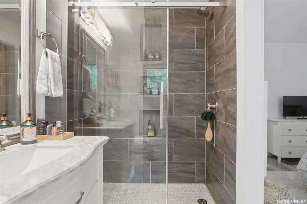 519 G Avenue S Saskatoon SK S7M 1V7