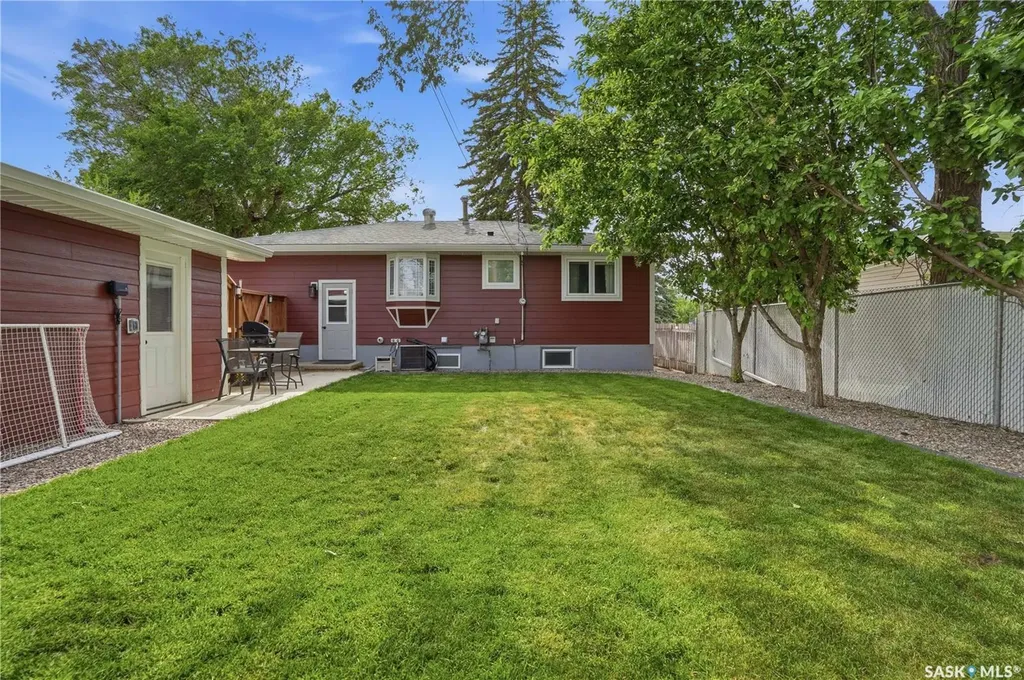 1145 Simpson Avenue Moose Jaw SK S6H 4M7