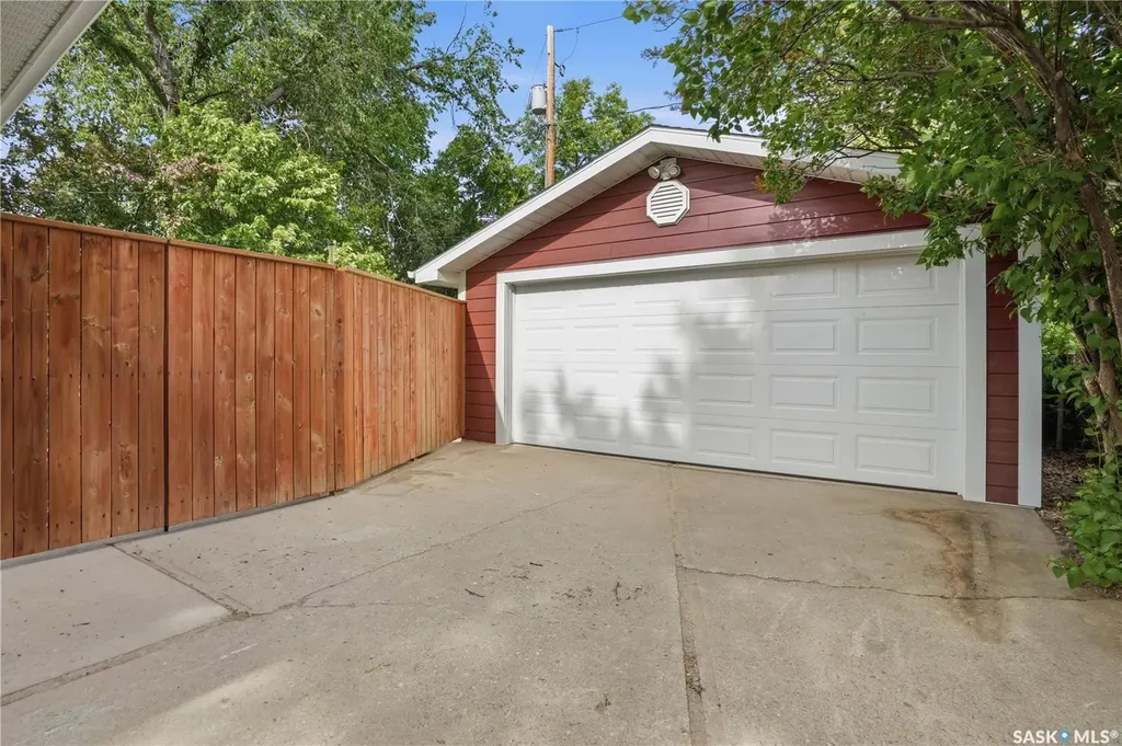 1145 Simpson Avenue Moose Jaw SK S6H 4M7