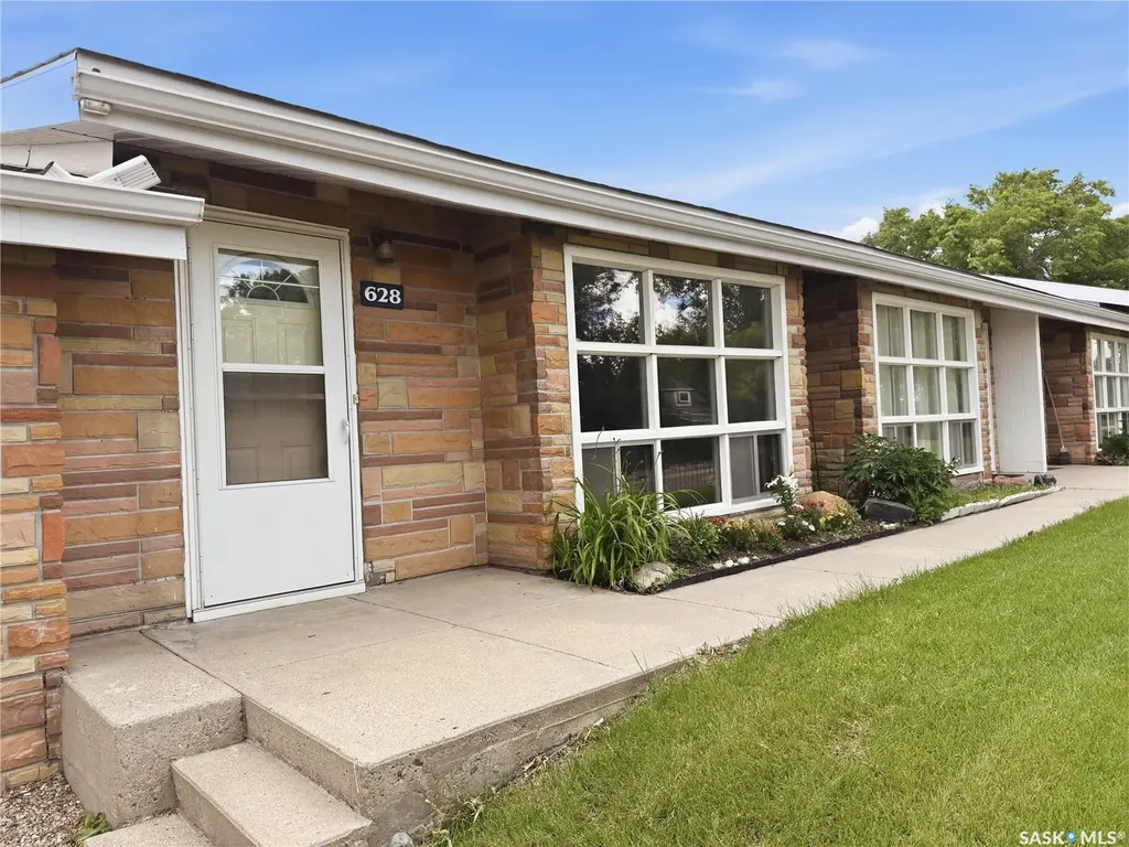 628 1st Avenue NE Swift Current SK S9H 2B9