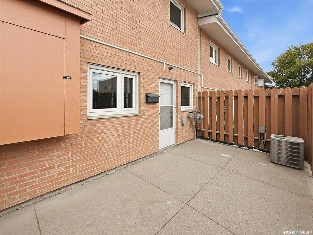 628 1st Avenue NE Swift Current SK S9H 2B9