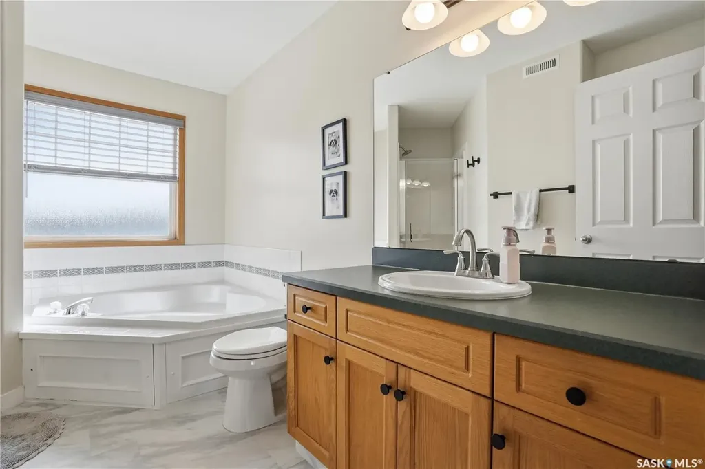 1663 Fenwick Crescent N Regina SK S4X 4N4
