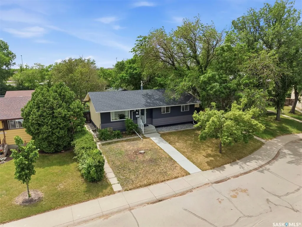 2638 Eastview Saskatoon SK S7J 3G8