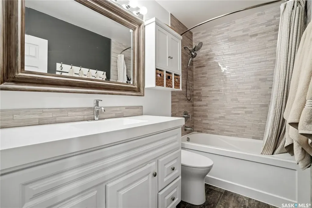 38 Ellison Crescent Regina SK S4R 4V5