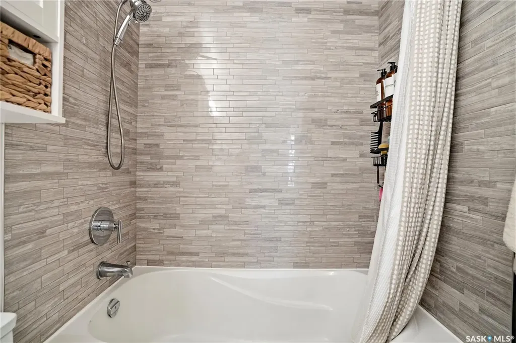 38 Ellison Crescent Regina SK S4R 4V5
