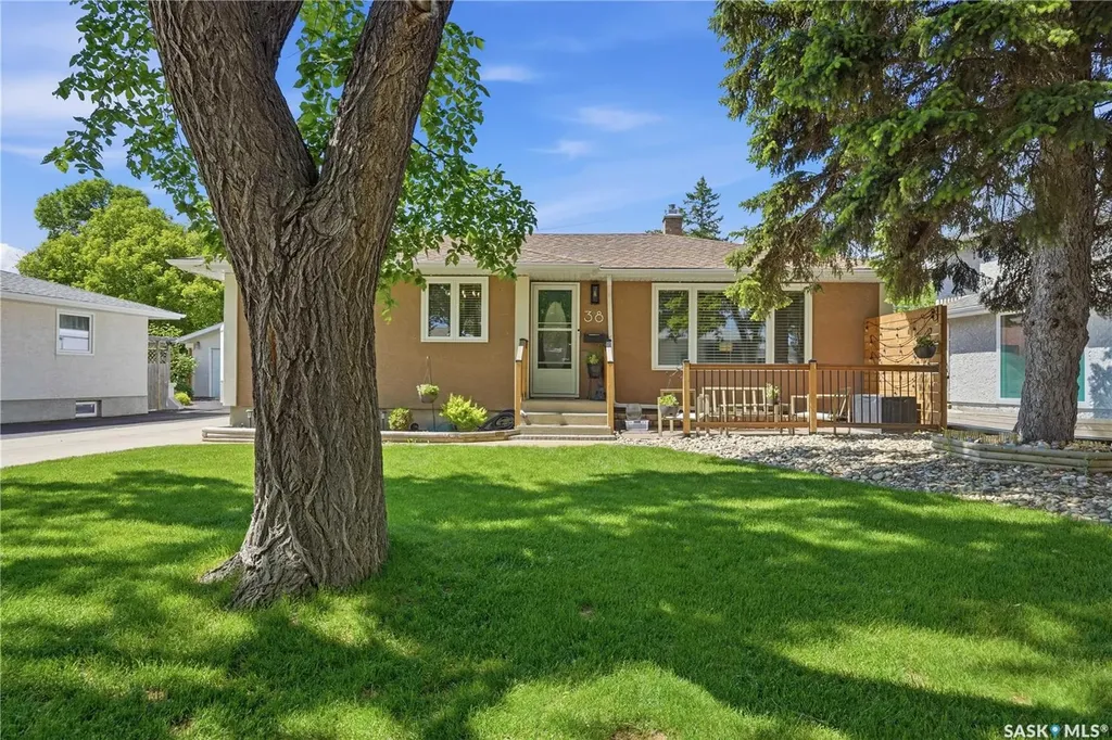 38 Ellison Crescent Regina SK S4R 4V5