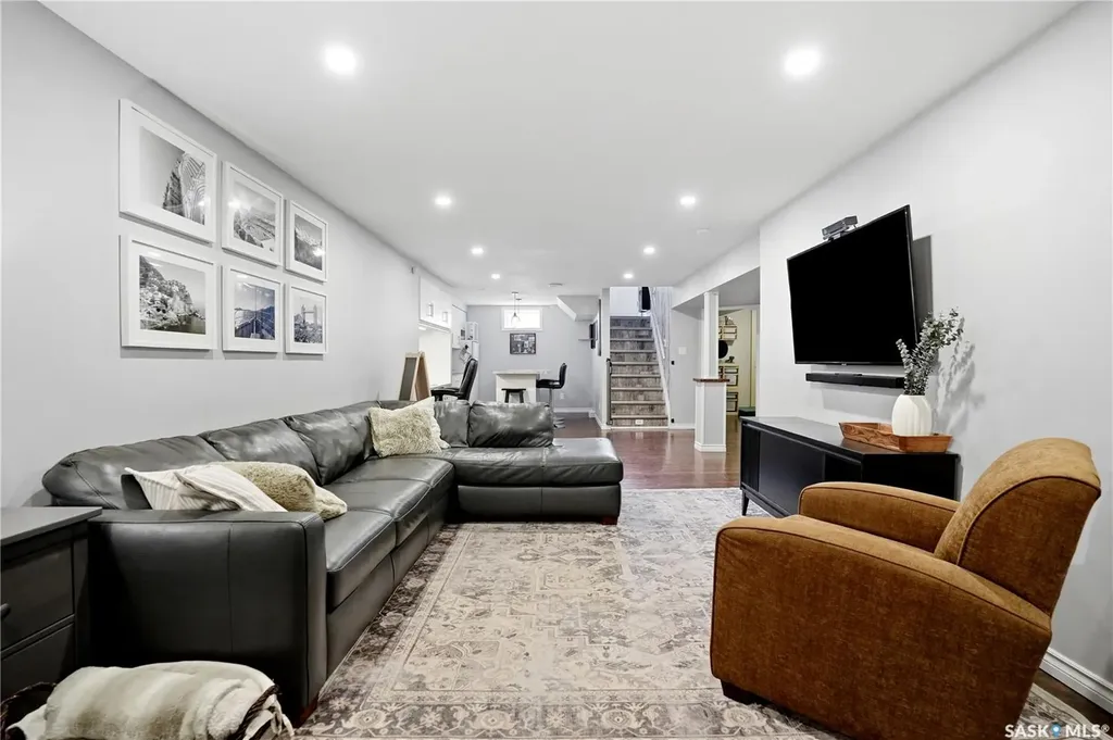 38 Ellison Crescent Regina SK S4R 4V5