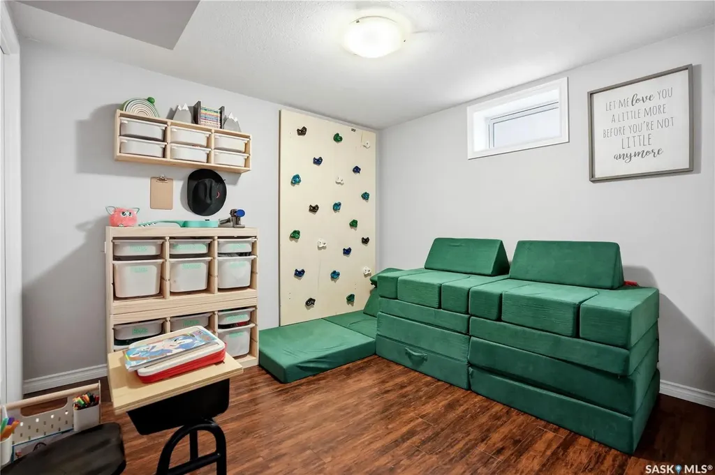 38 Ellison Crescent Regina SK S4R 4V5