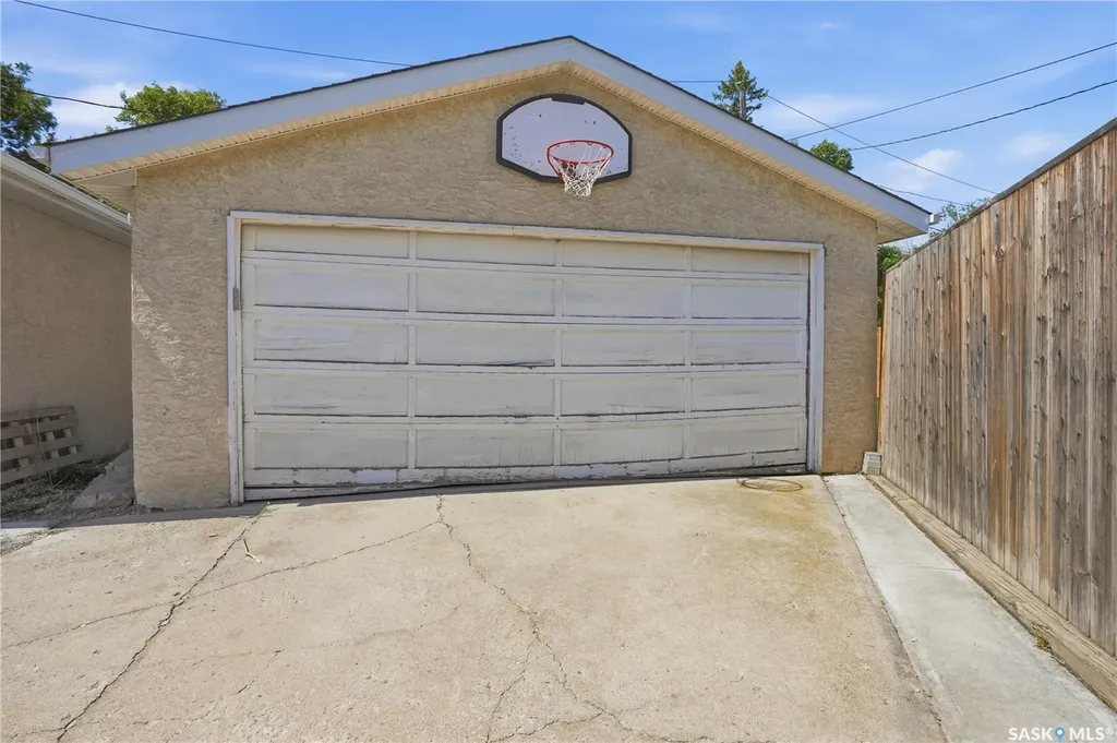 38 Ellison Crescent Regina SK S4R 4V5