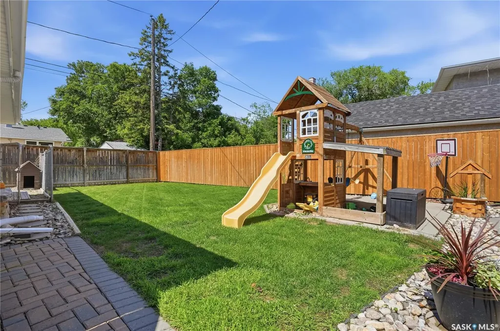 38 Ellison Crescent Regina SK S4R 4V5