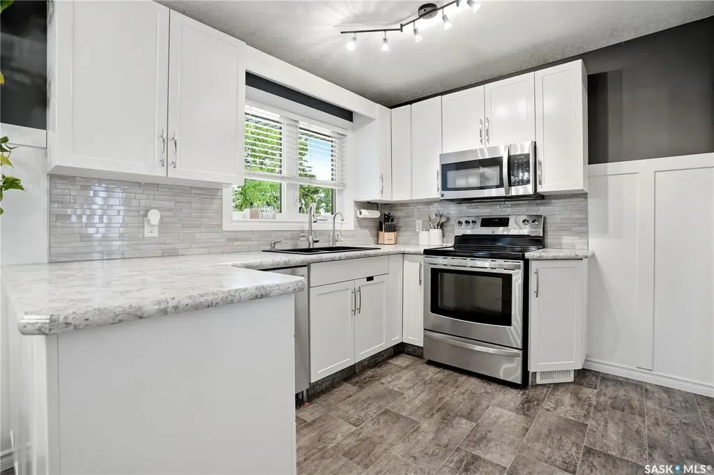 38 Ellison Crescent Regina SK S4R 4V5
