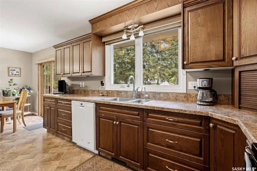 419 Garnet Street N Regina SK S4R 3T2