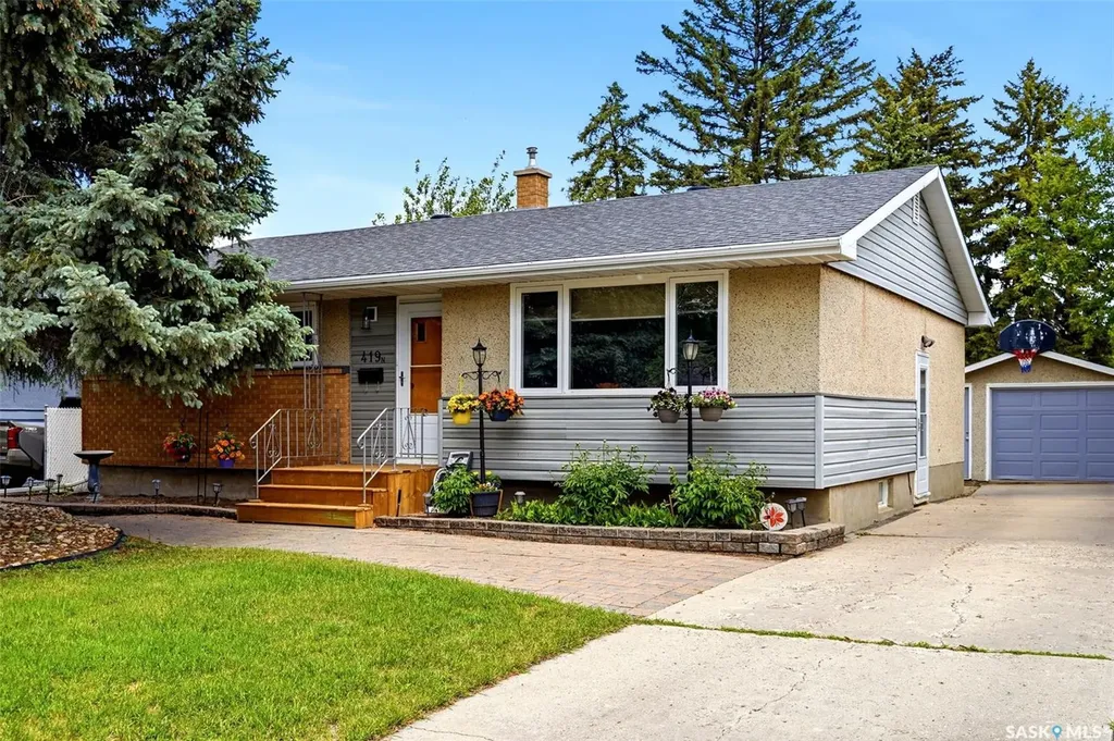 419 Garnet Street N Regina SK S4R 3T2