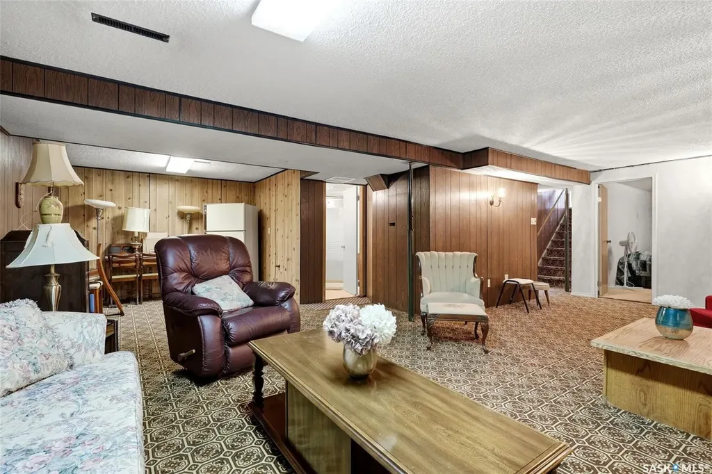419 Garnet Street N Regina SK S4R 3T2
