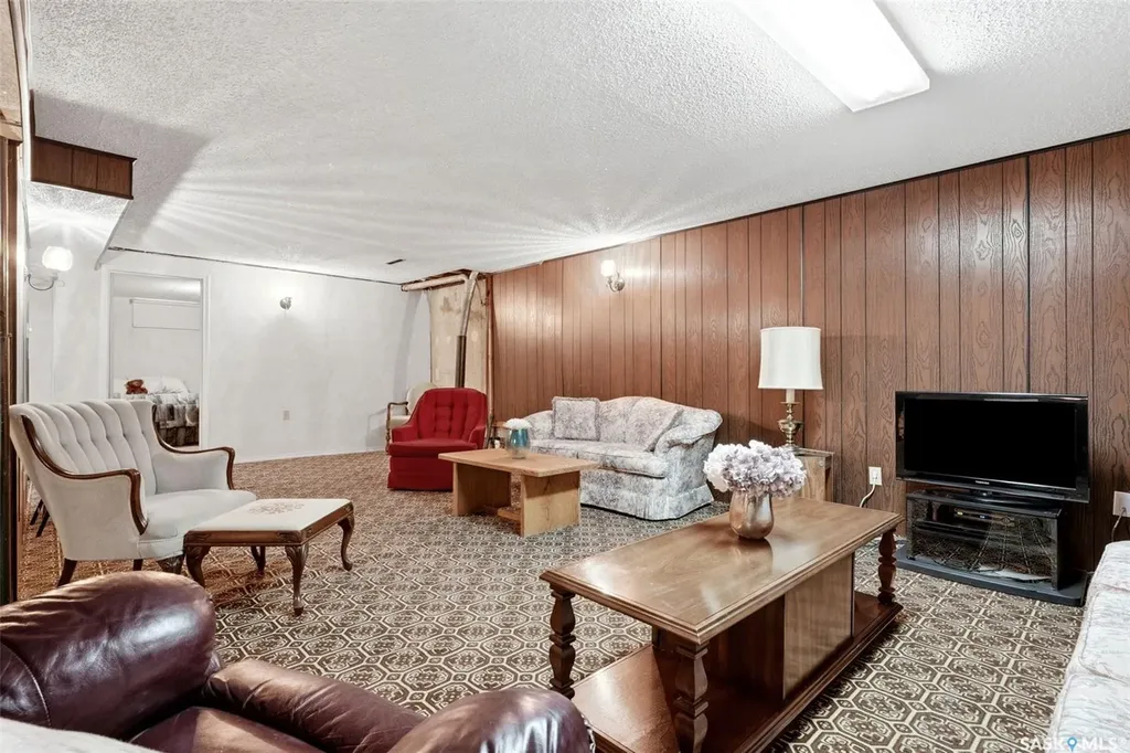 419 Garnet Street N Regina SK S4R 3T2