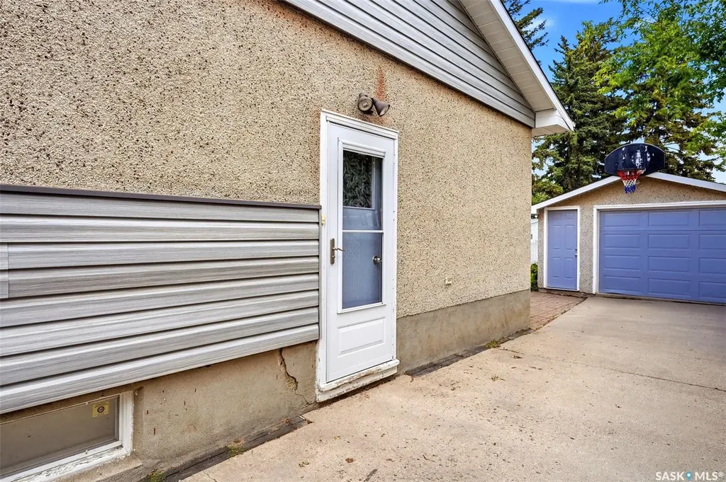 419 Garnet Street N Regina SK S4R 3T2