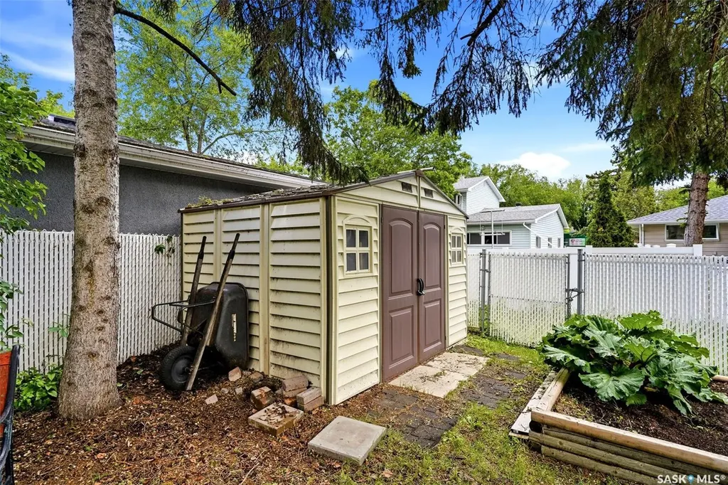 419 Garnet Street N Regina SK S4R 3T2