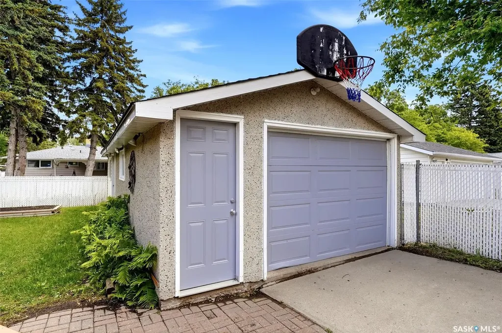 419 Garnet Street N Regina SK S4R 3T2