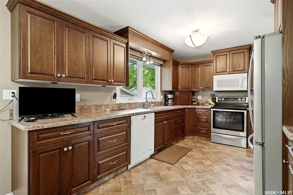 419 Garnet Street N Regina SK S4R 3T2