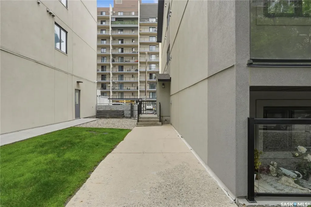536 4th Avenue N Saskatoon SK S7K 2M5