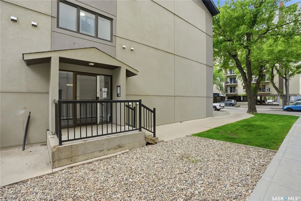 536 4th Avenue N Saskatoon SK S7K 2M5