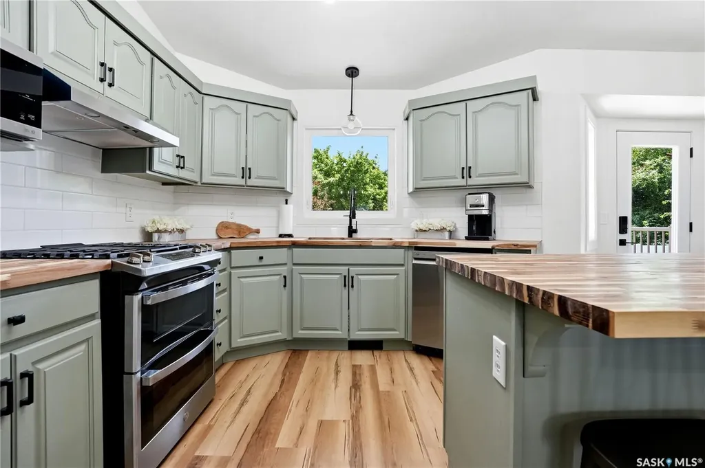 3348 Gloucester Bay Regina SK S4V 2T9
