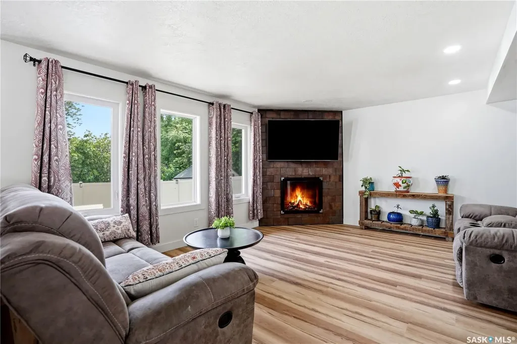 3348 Gloucester Bay Regina SK S4V 2T9