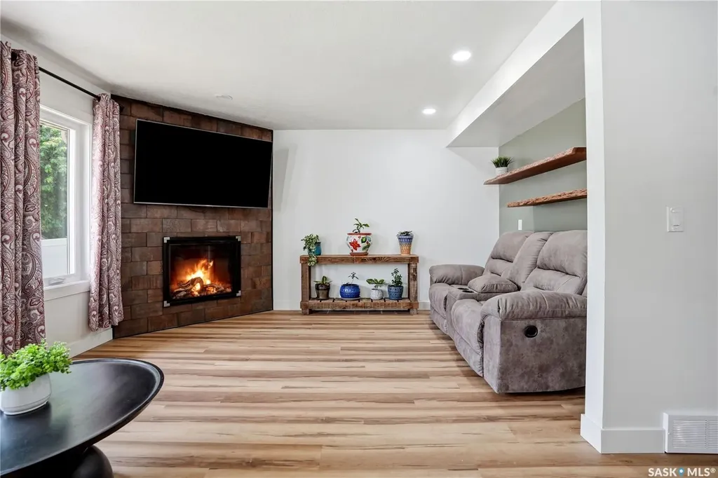 3348 Gloucester Bay Regina SK S4V 2T9