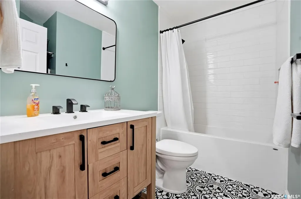 3348 Gloucester Bay Regina SK S4V 2T9