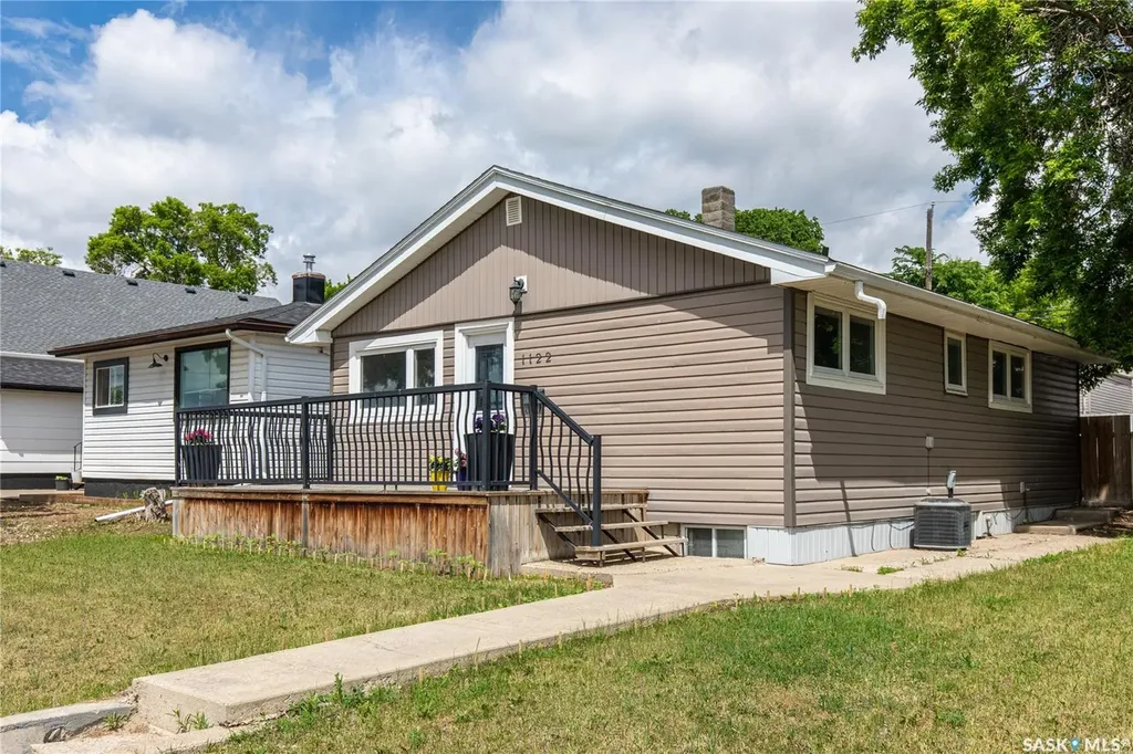 1122 Stadacona Street W Moose Jaw SK S6H 2B3
