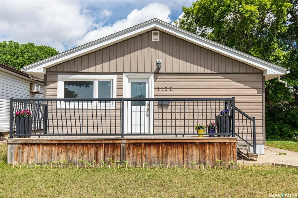 1122 Stadacona Street W Moose Jaw SK S6H 2B3