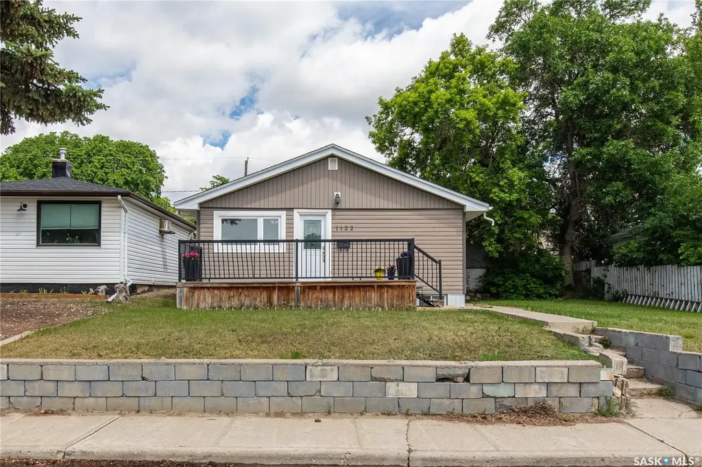 1122 Stadacona Street W Moose Jaw SK S6H 2B3