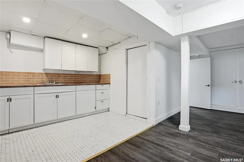 305 Adelaide Street E Saskatoon SK S7J 0H8