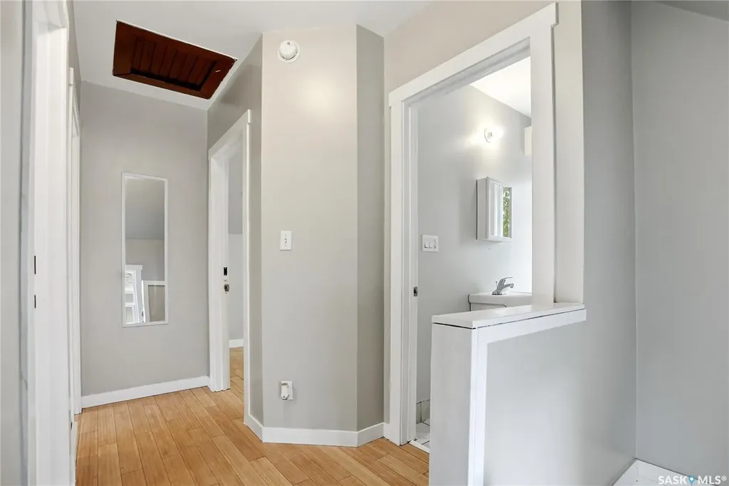 211 N Avenue S Saskatoon SK S7M 2N1