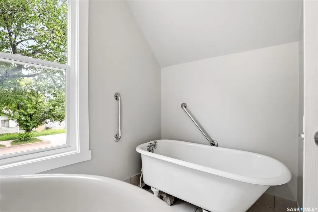 211 N Avenue S Saskatoon SK S7M 2N1
