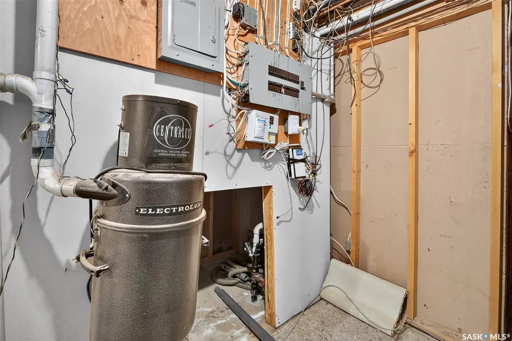 1309 Regal Crescent Moose Jaw SK S6H 7S1