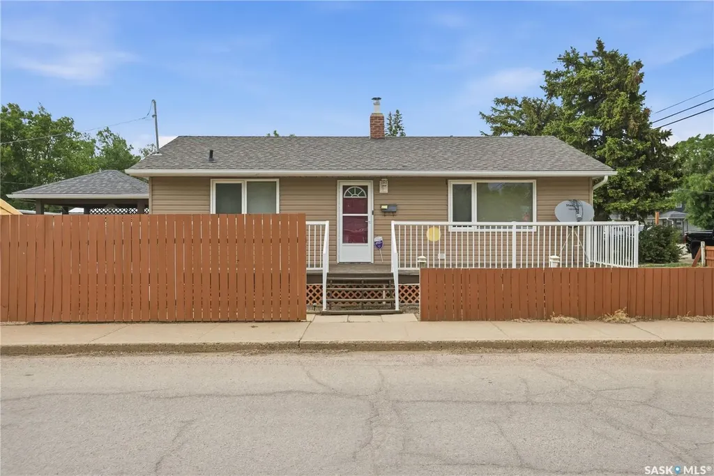 1086 9th Avenue SW Moose Jaw SK S6H 5X5