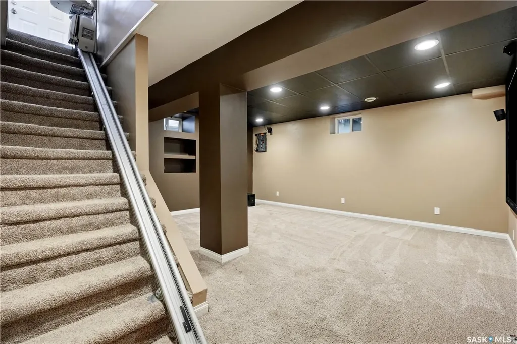 1086 9th Avenue SW Moose Jaw SK S6H 5X5
