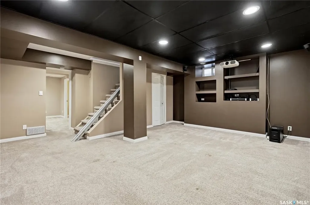 1086 9th Avenue SW Moose Jaw SK S6H 5X5