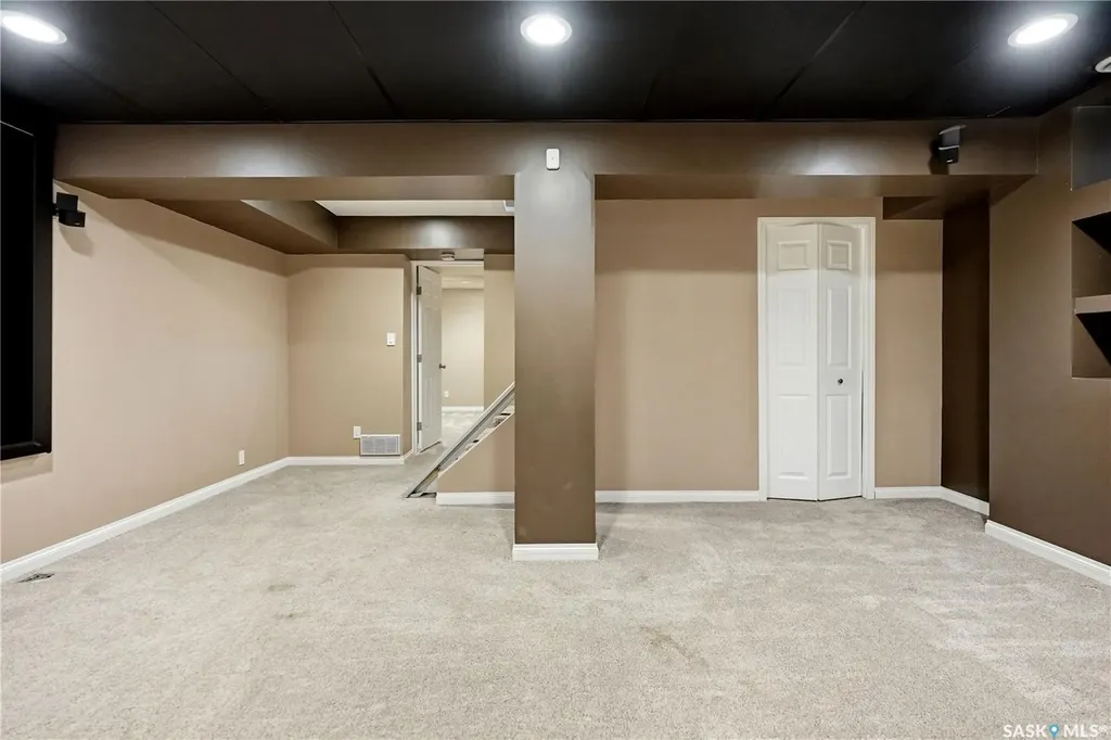 1086 9th Avenue SW Moose Jaw SK S6H 5X5