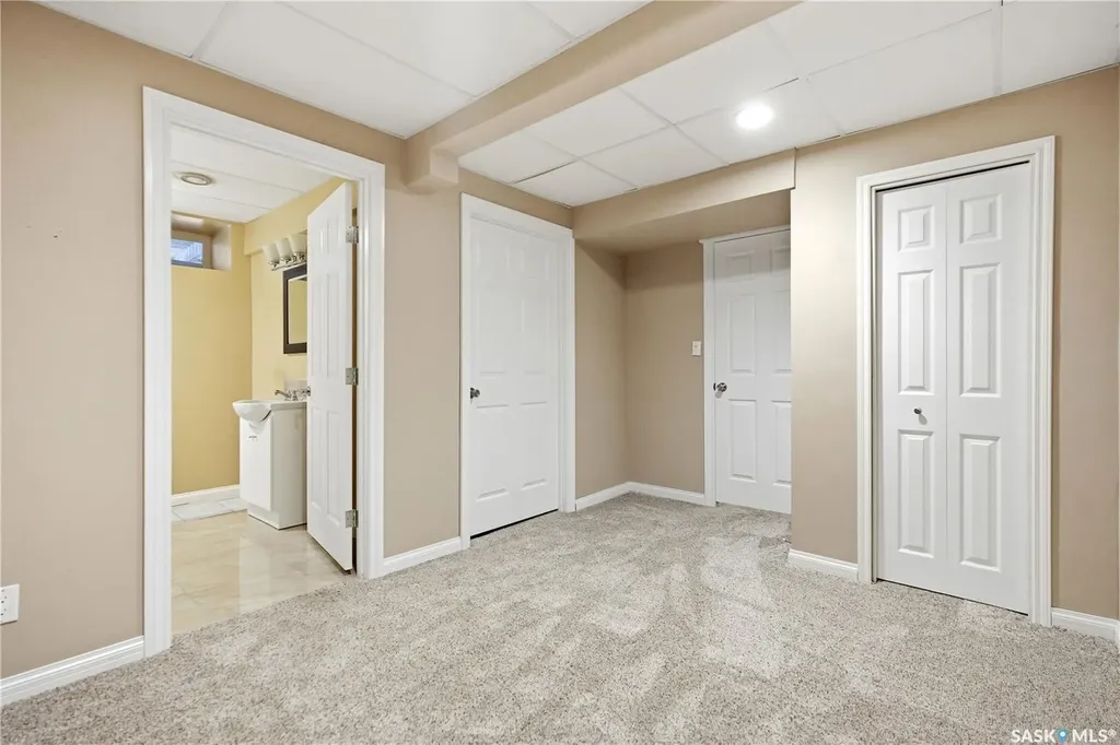 1086 9th Avenue SW Moose Jaw SK S6H 5X5