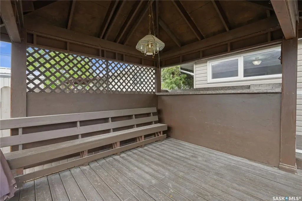 1086 9th Avenue SW Moose Jaw SK S6H 5X5