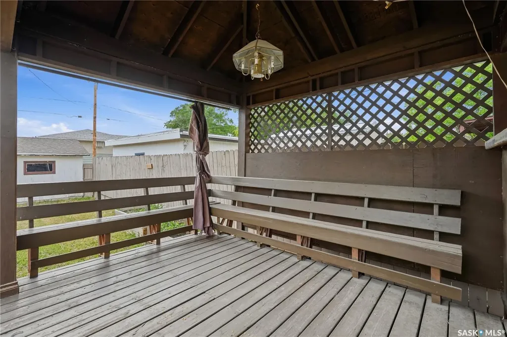 1086 9th Avenue SW Moose Jaw SK S6H 5X5