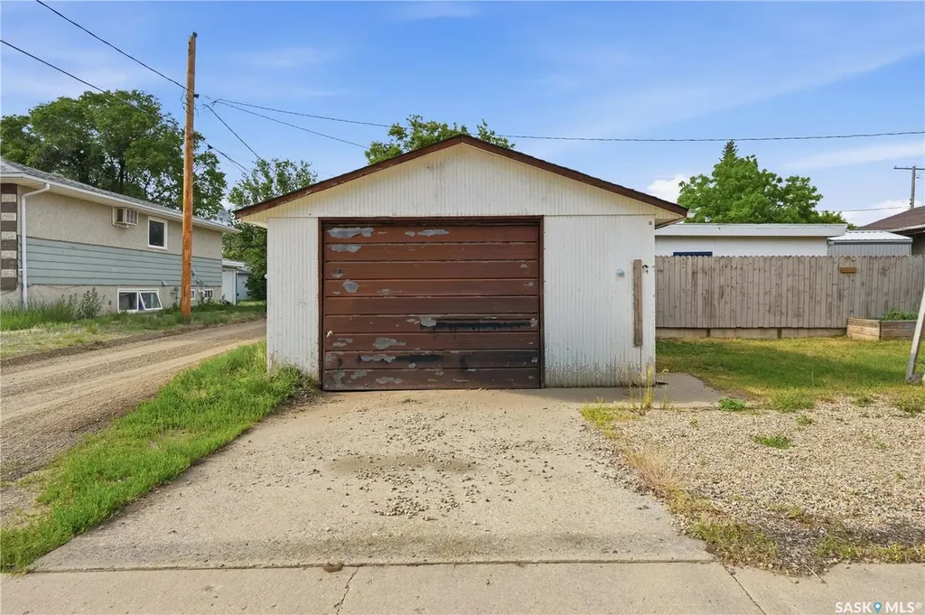 1086 9th Avenue SW Moose Jaw SK S6H 5X5