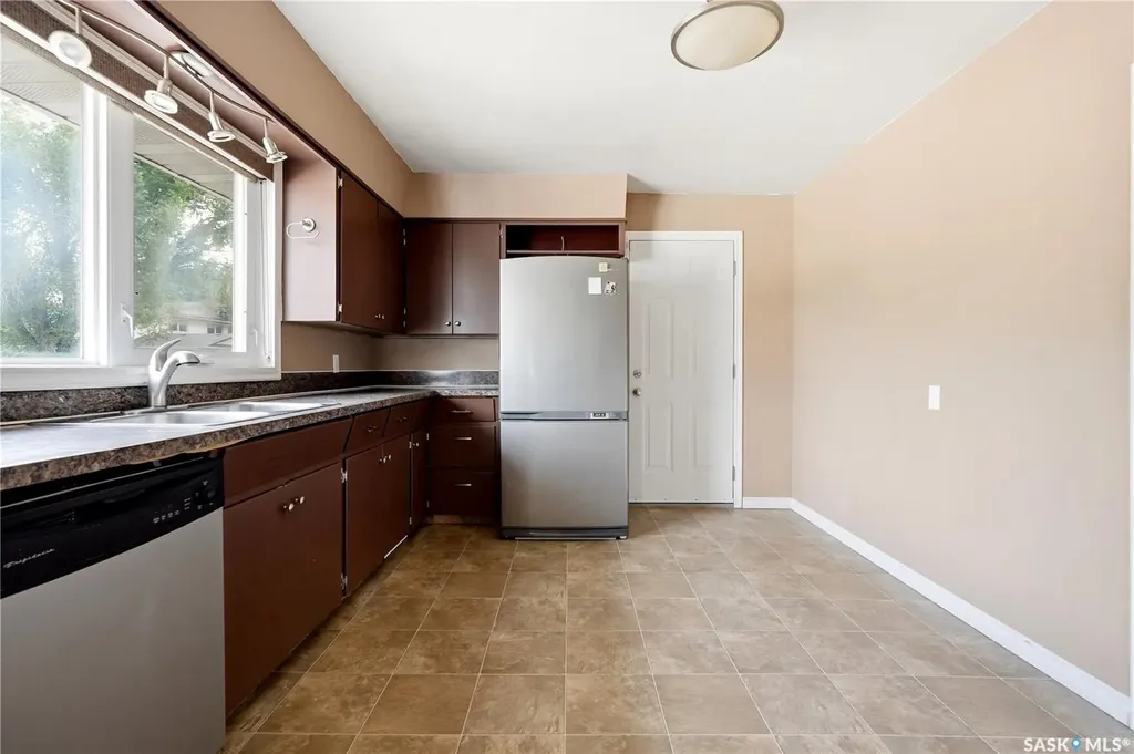 1086 9th Avenue SW Moose Jaw SK S6H 5X5