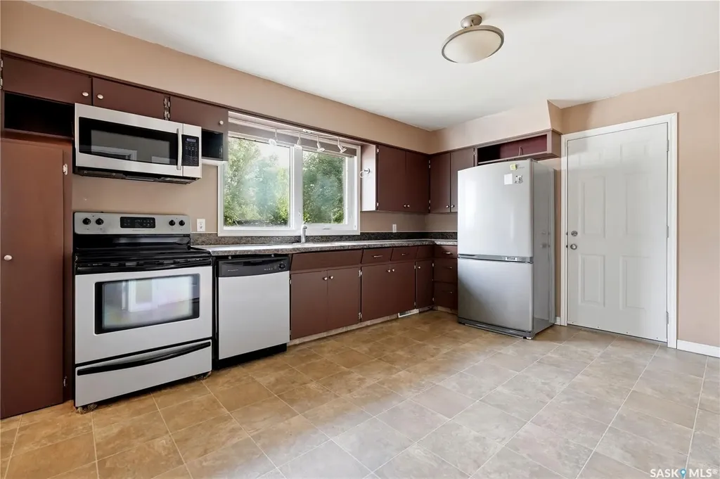 1086 9th Avenue SW Moose Jaw SK S6H 5X5