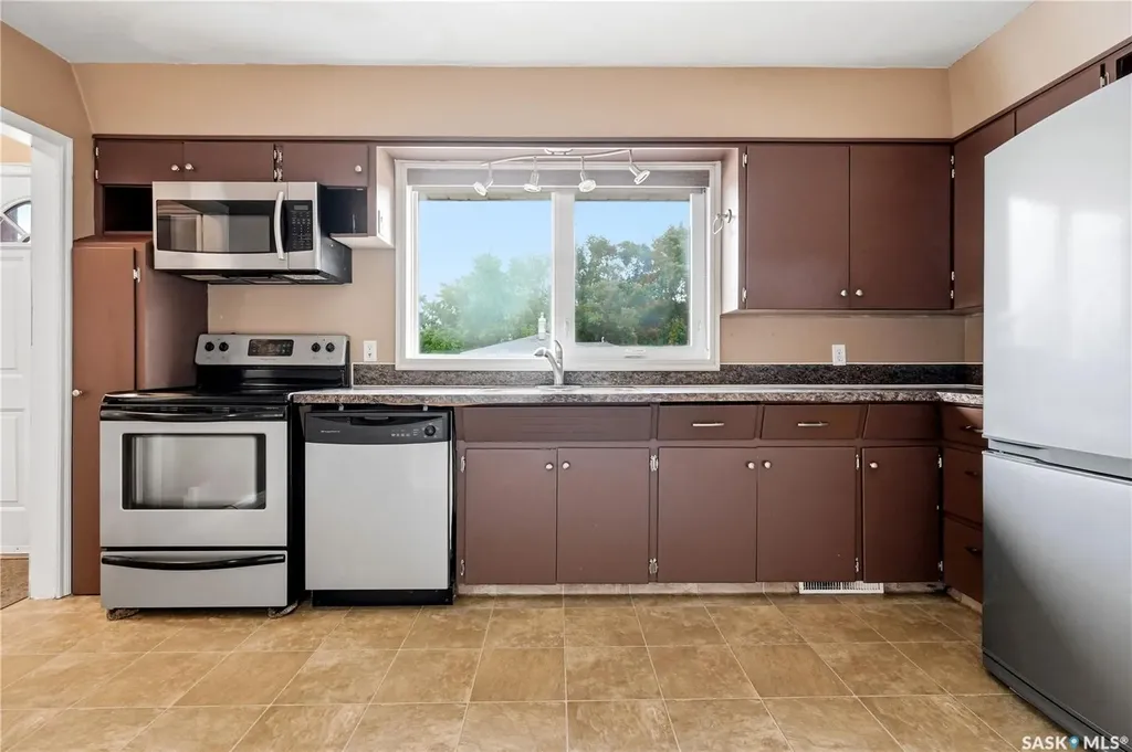 1086 9th Avenue SW Moose Jaw SK S6H 5X5