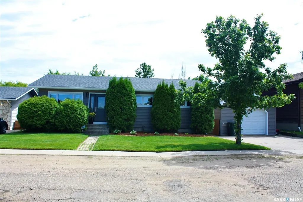 208 James Street Langham SK S0K 2L0