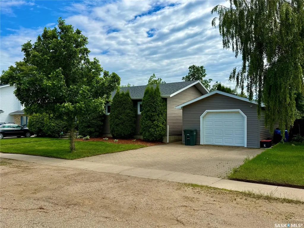 208 James Street Langham SK S0K 2L0