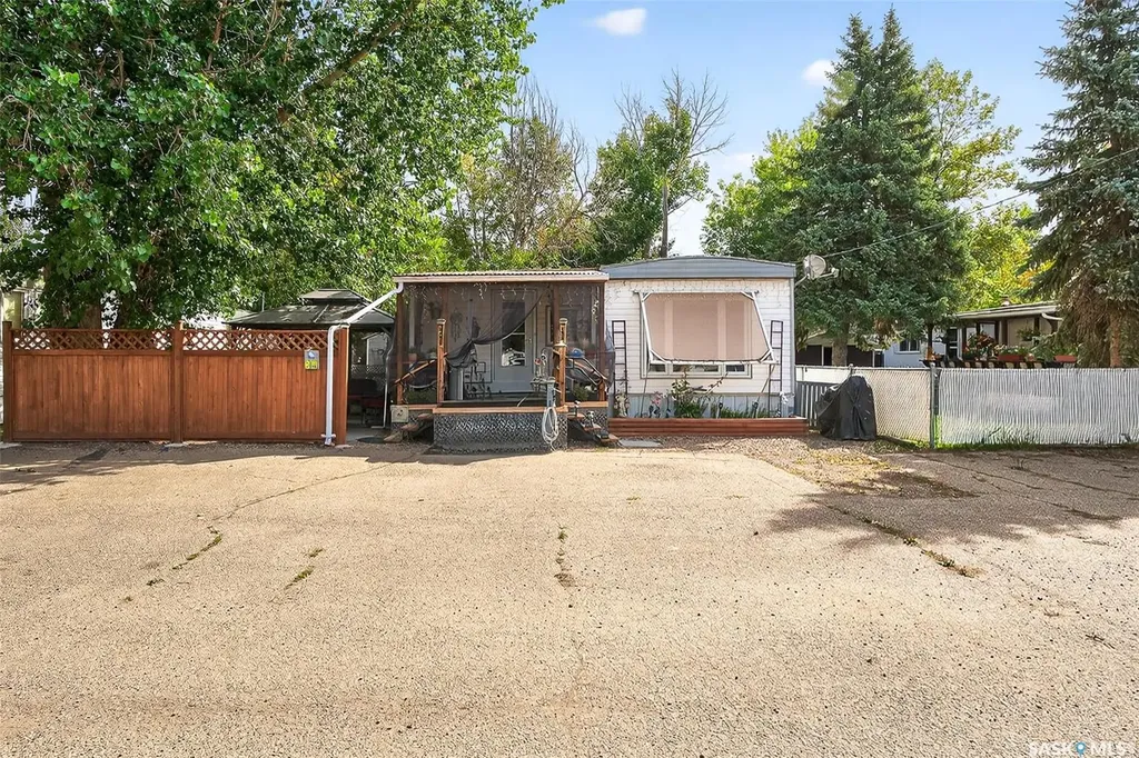 #B19 1455 9th Avenue NE Moose Jaw SK S6H 1C6